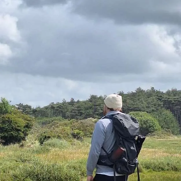 Ramon wandelend in de Zeeuwse duinen